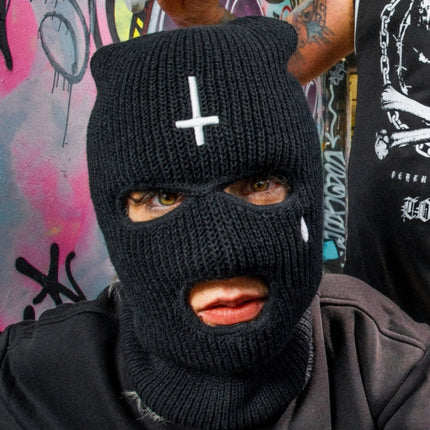 Sturmhaube mit umgekehrtem Kreuz